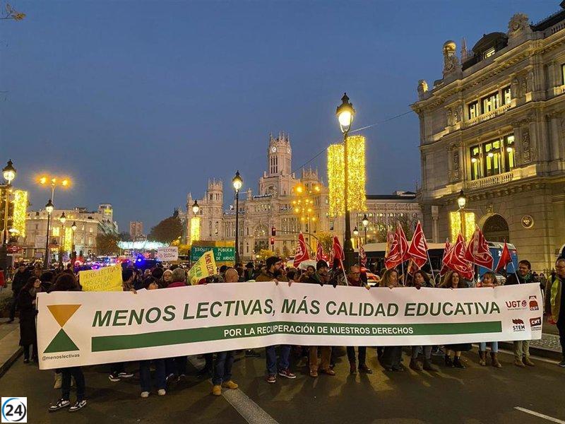 Sindicatos presionan a la Comunidad de Madrid con 14.000 firmas de docentes para reducir el horario lectivo