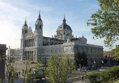 La historia detrás de la Catedral de la Almudena en Madrid