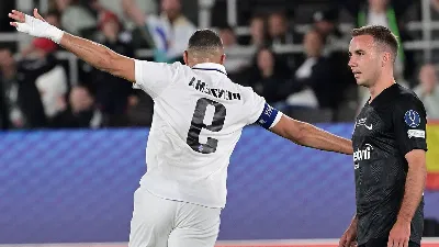 Karim Benzema recibe el premio de MVP del mes