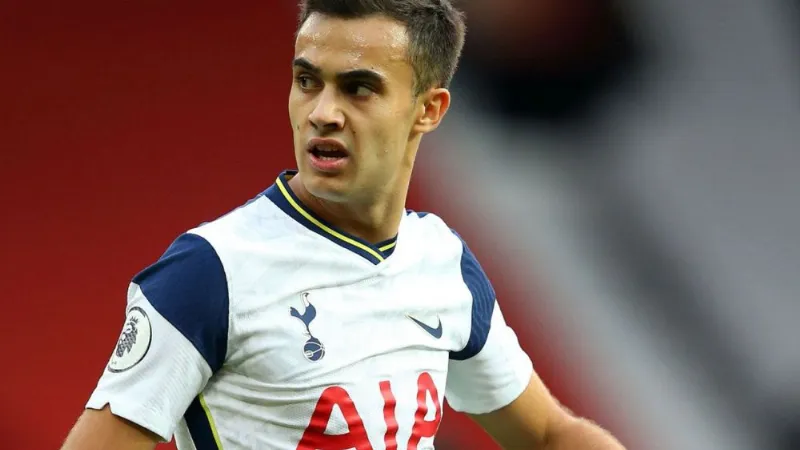 Reguilón brilla en el Tottenham